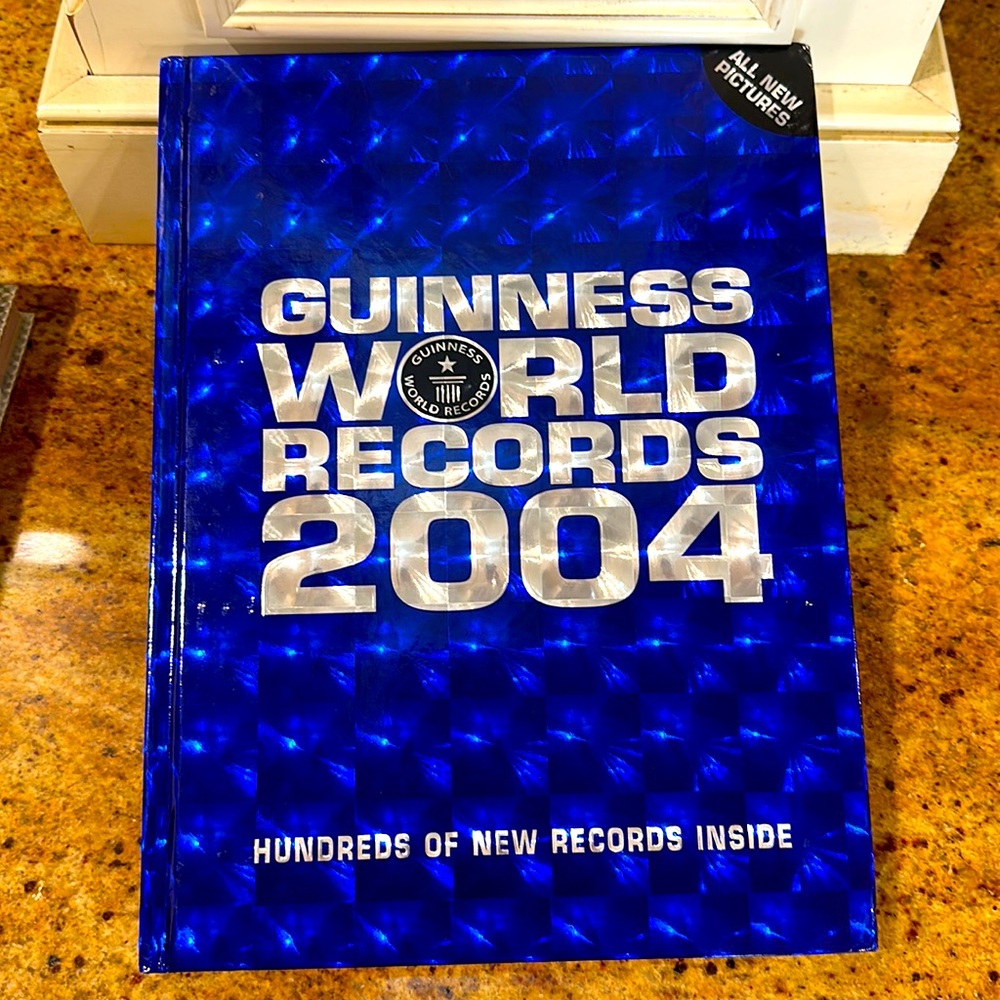 2004  HARDBACK HOLOGRAPHIC SILVER AND BLUE COVER GUINNESS BOOK OF WORLD RECORDS